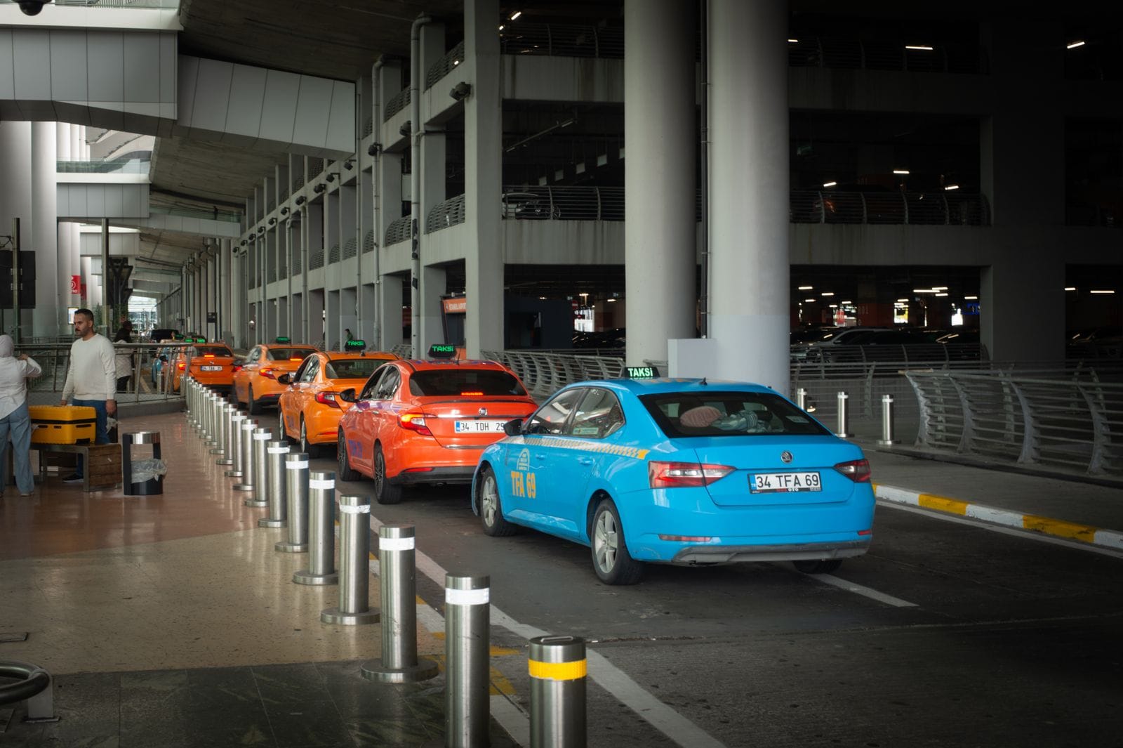 File de taxis devant un terminal d'arrivée d'aéroport