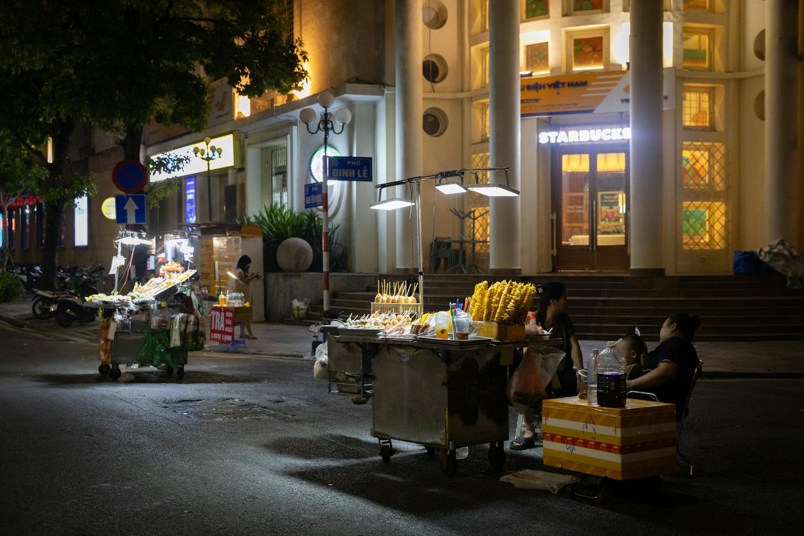 Stands de street food animés dans le vieux quartier de Hanoï la nuit
