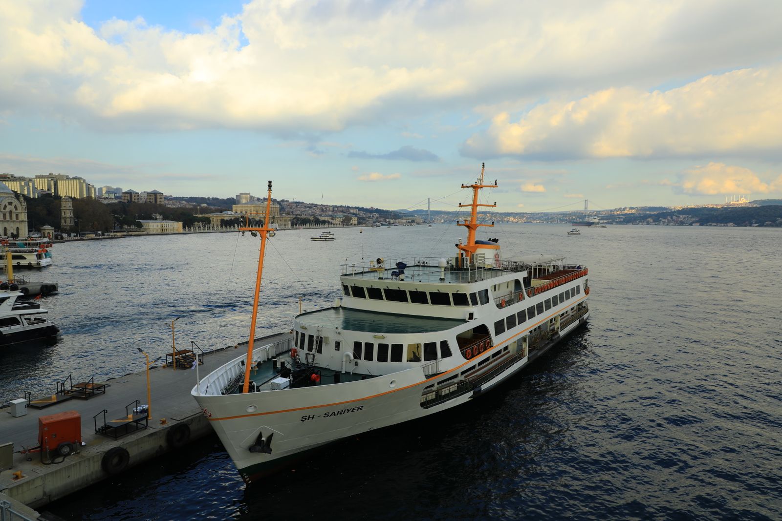 Croisière sur le Bosphore au coucher du soleil à Istanbul, Turquie