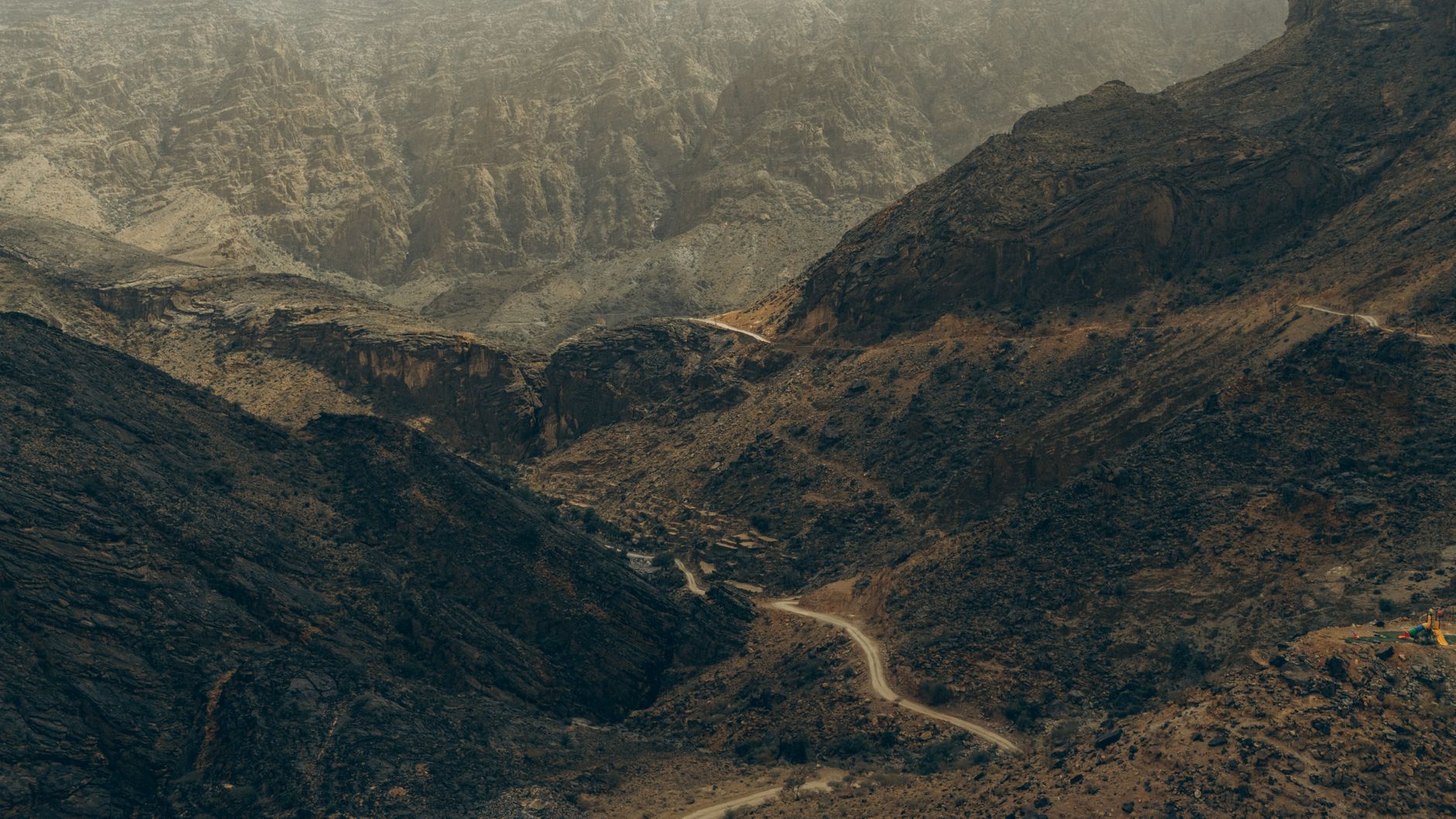 Vue aérienne des montagnes escarpées d'Oman, canyons et route sinueuse