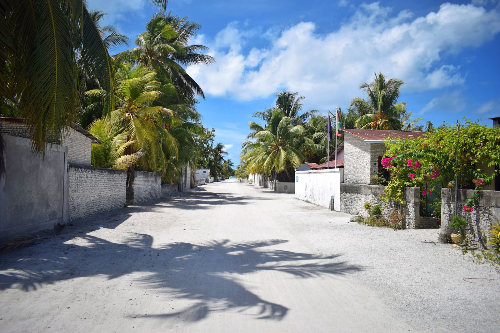 Rue d'un village sur une île locale des Maldives