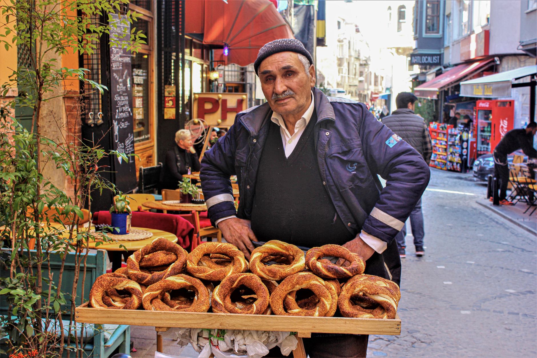 Vendeur ambulant de simit dans une rue d'Istanbul
