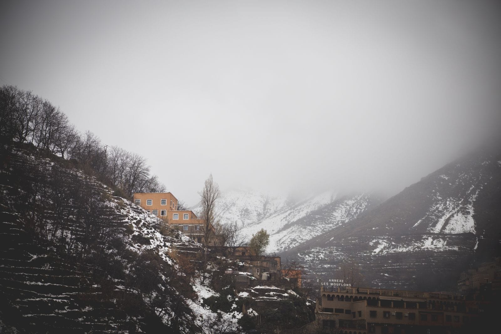 Village de montagne du Haut Atlas marocain sous la neige