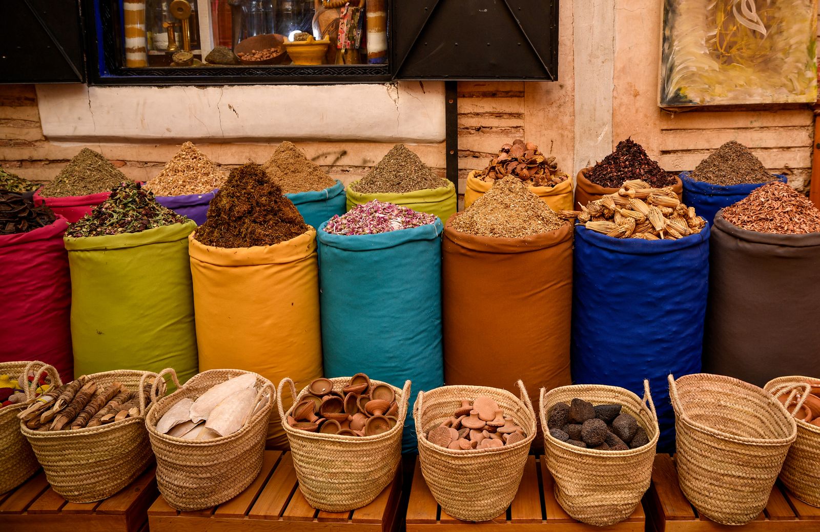 Sacs d'épices colorées dans un souk de Marrakech, étal typique du marchandage marocain