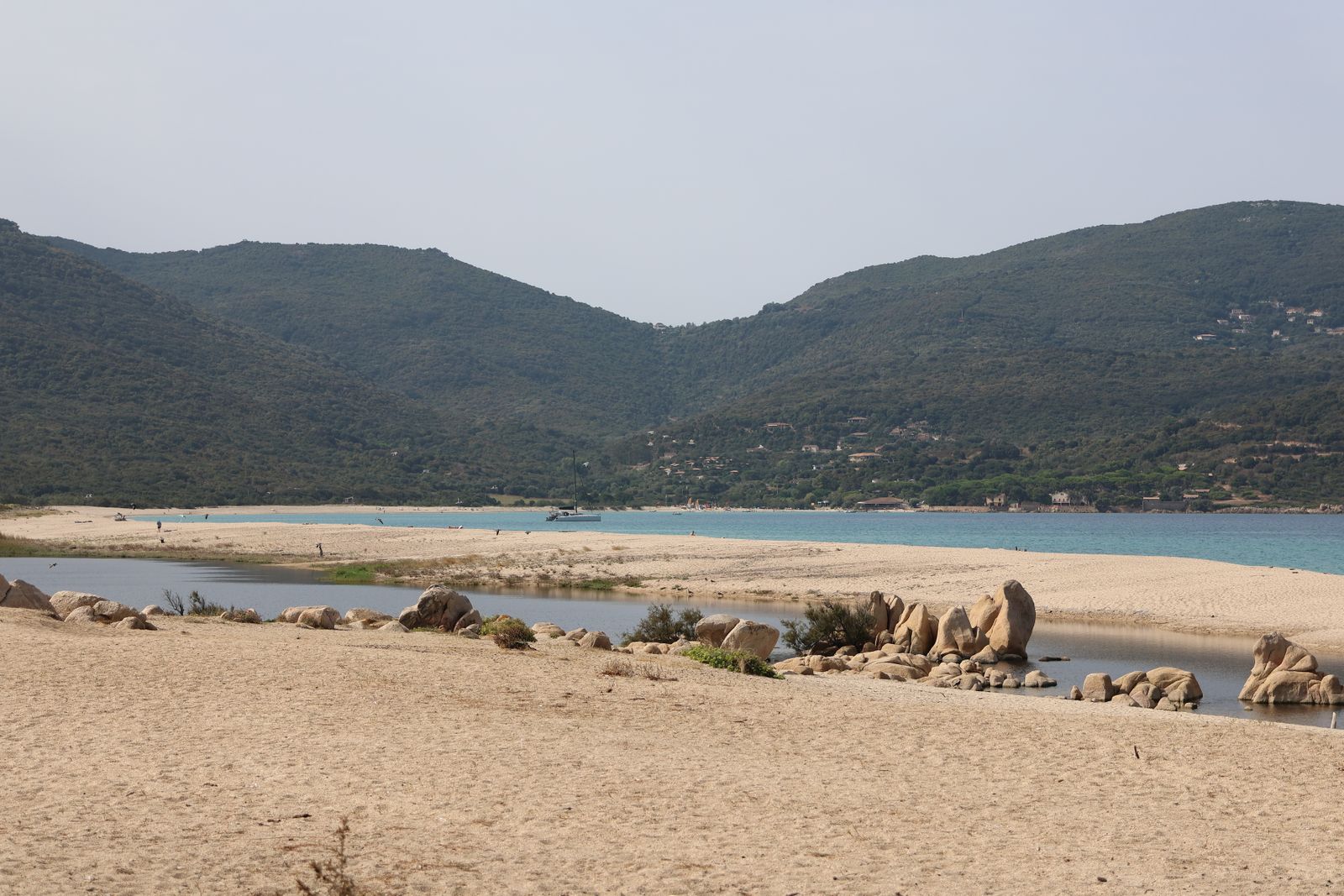 Plage de sable blanc et eau turquoise de Saleccia dans les Agriates, Corse