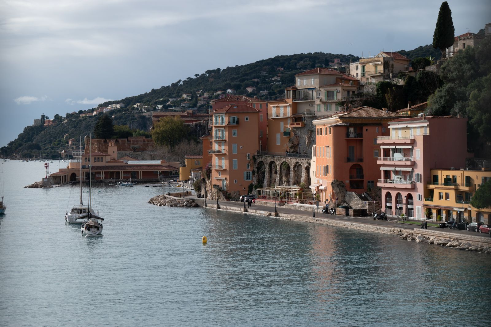 Crique aux eaux transparentes au cap d'Antibes