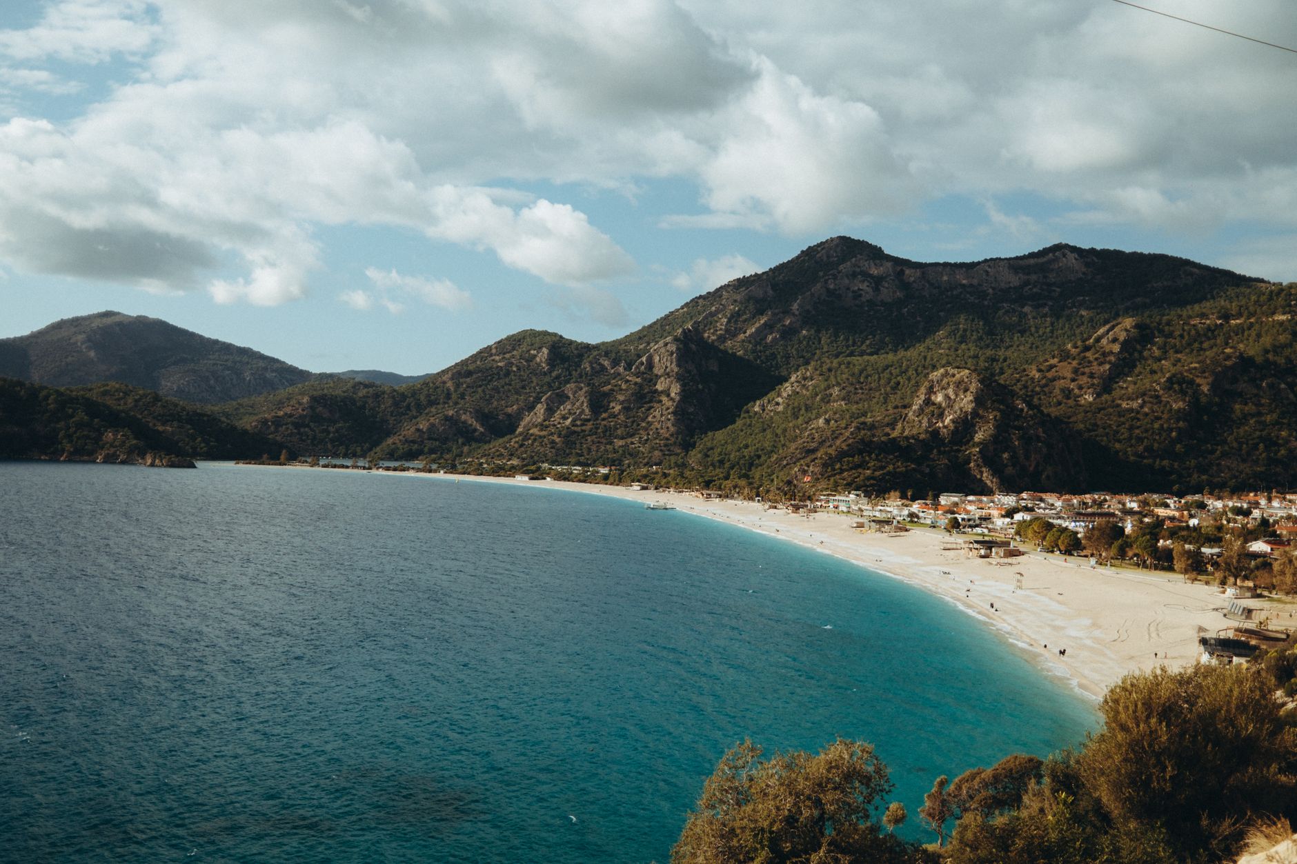 Plage d'Ölüdeniz, mer turquoise et montagnes sur la côte turque