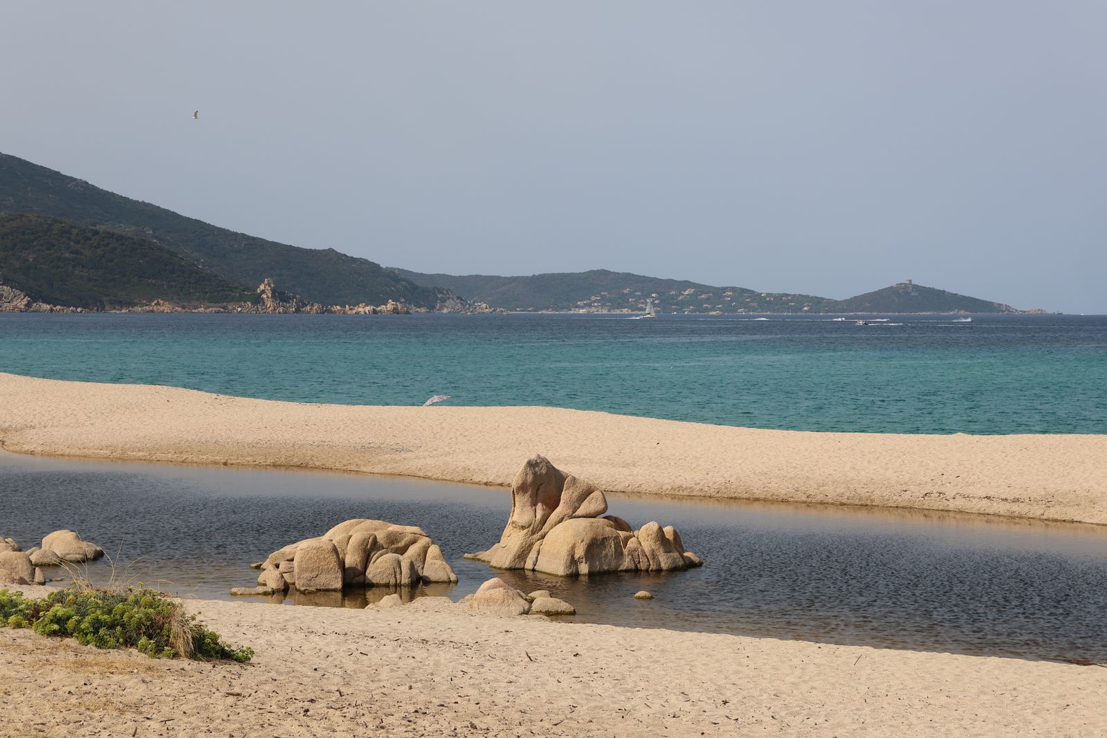 Eaux turquoise et rochers de granit des îles Lavezzi, Corse