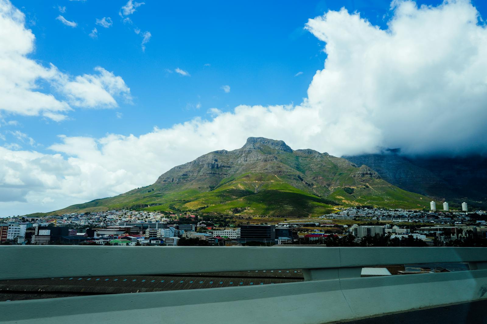 La Montagne de la Table surplombant Le Cap et l'océan, Afrique du Sud