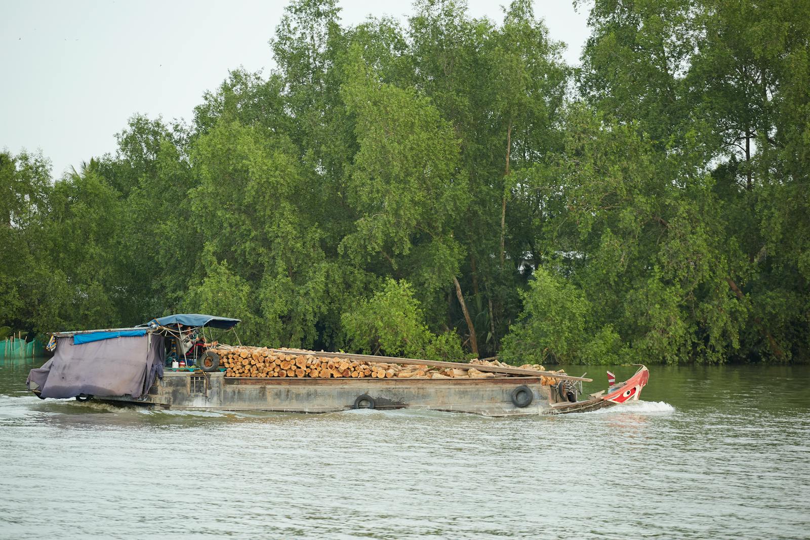 Marché flottant de Cai Rang sur le delta du Mékong à l'aube