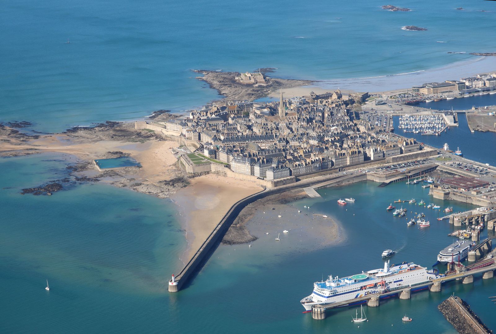 Remparts et toits de la ville close de Saint-Malo