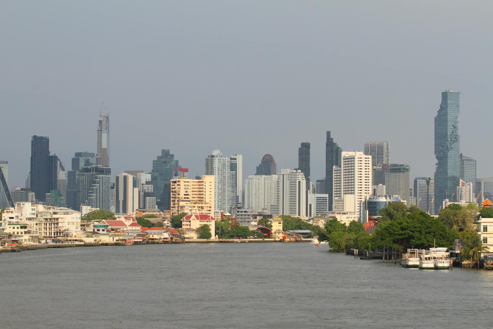 Bateaux naviguant sur le fleuve Chao Phraya au coucher du soleil à Bangkok