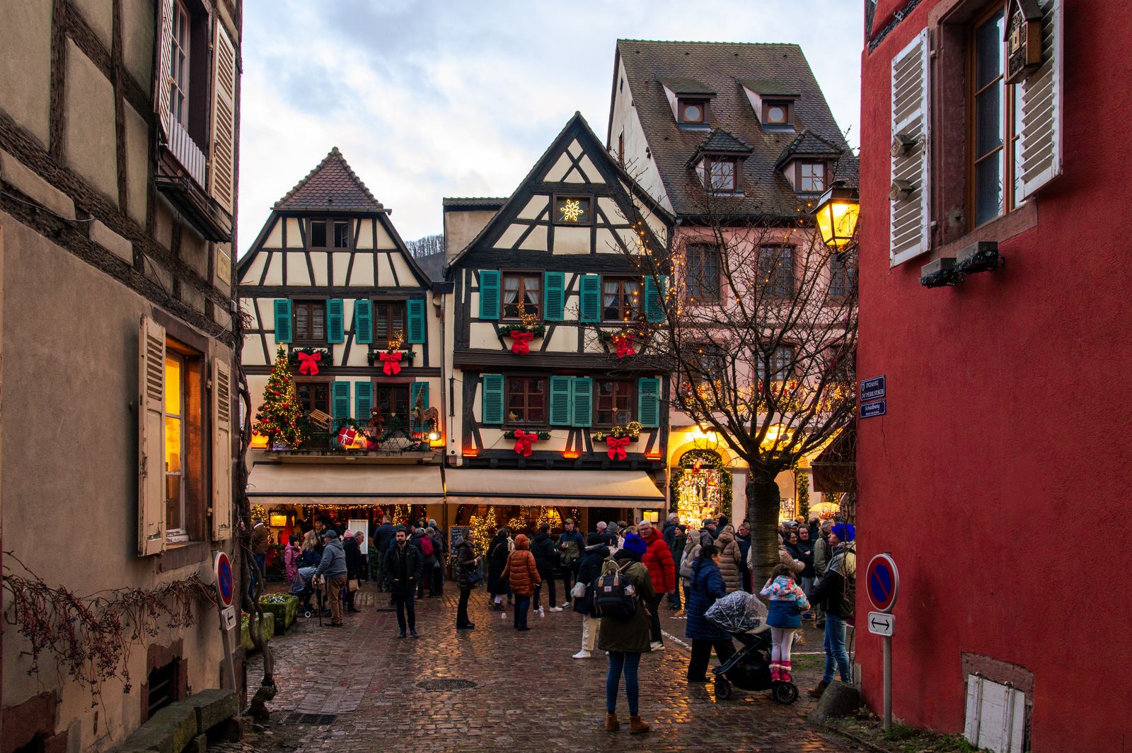 Chalets illuminés d'un marché de Noël alsacien