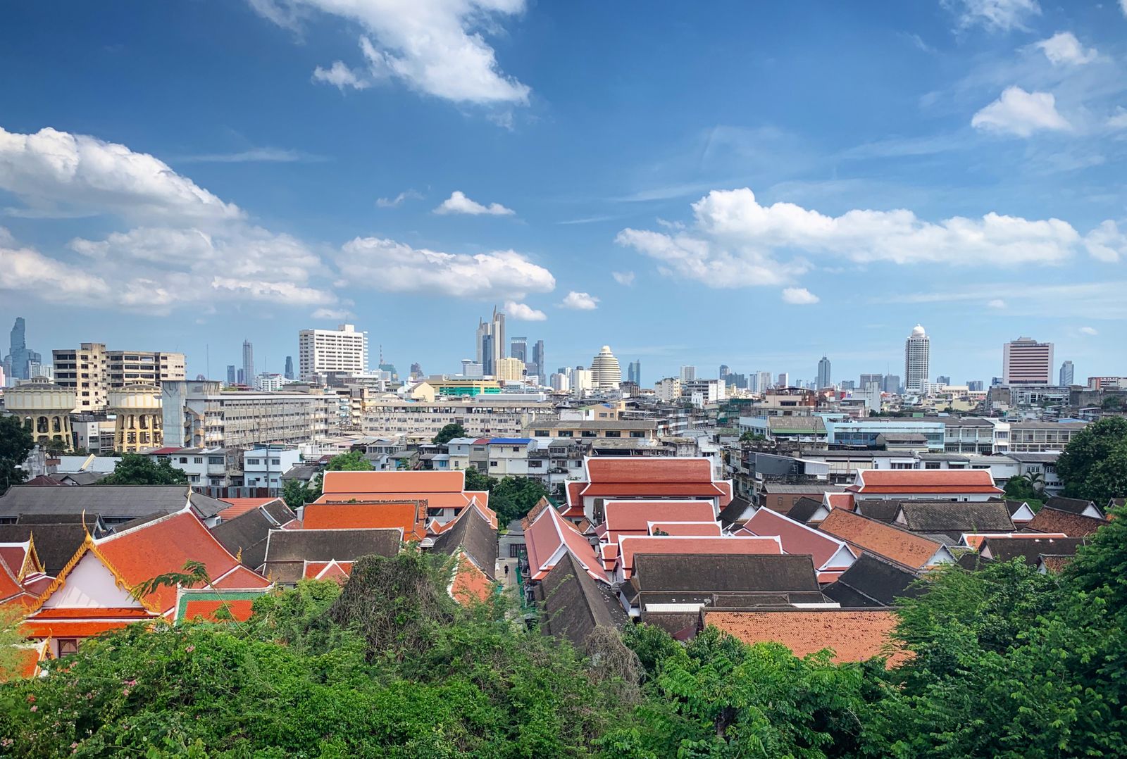 Panorama de Bangkok mêlant toitures traditionnelles et gratte-ciel