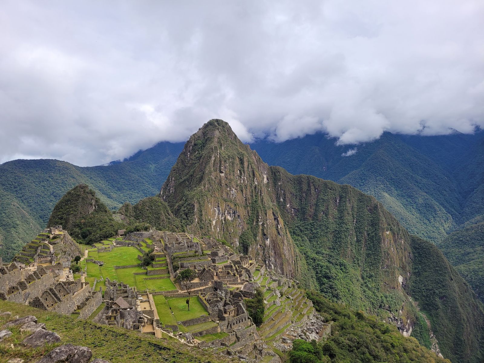 Cité inca du Machu Picchu sous un ciel dégagé en saison sèche