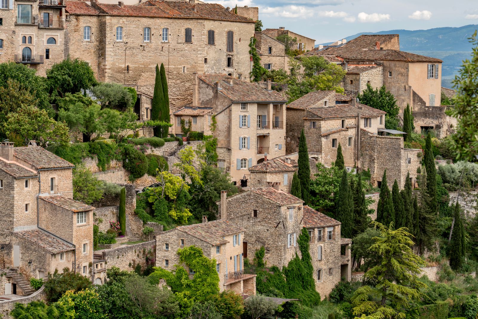 Hôtel accroché aux remparts du village de Gordes dans le Luberon