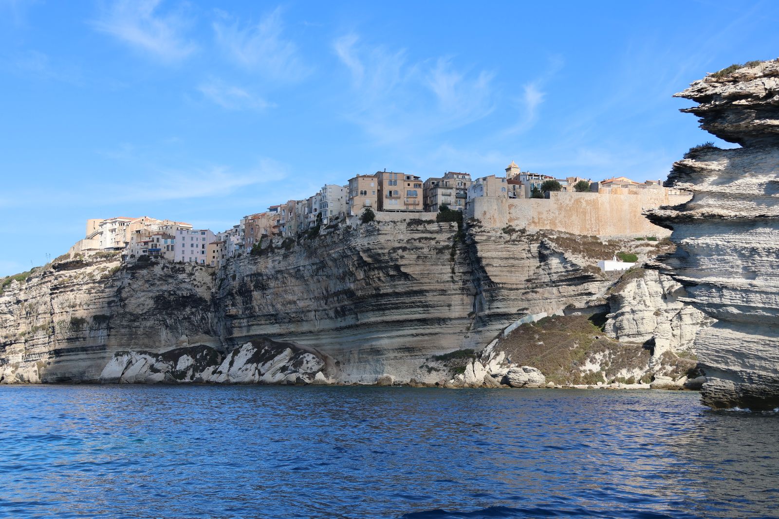 Falaises calcaires et ville haute de Bonifacio au-dessus de la mer, Corse