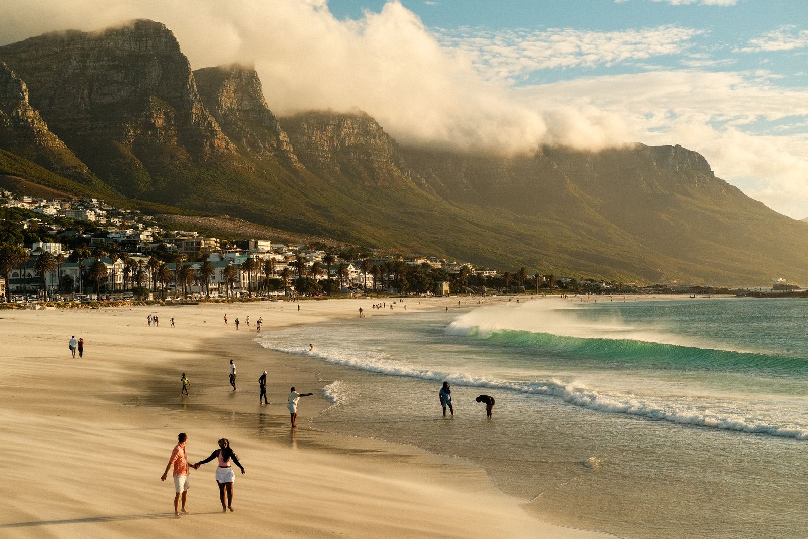 La plage de Camps Bay au pied des Twelve Apostles, Le Cap