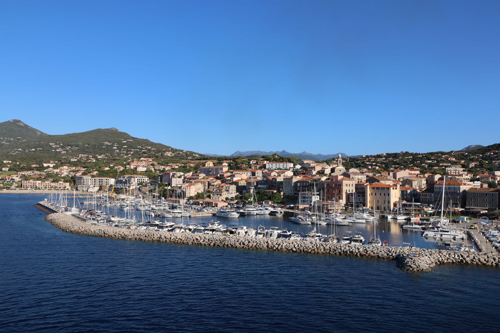 Demeure ancienne entourée de pins près de Calvi en Corse