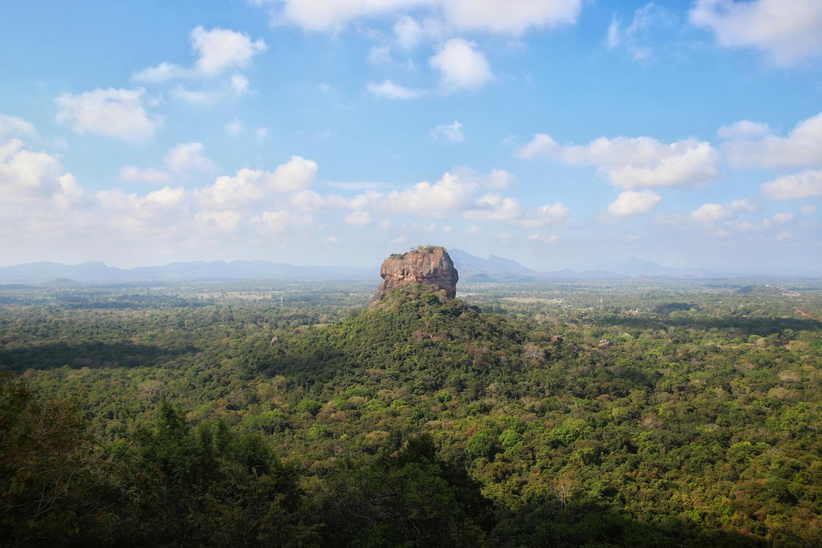 Rocher de Sigiriya au Sri Lanka émergeant de la jungle