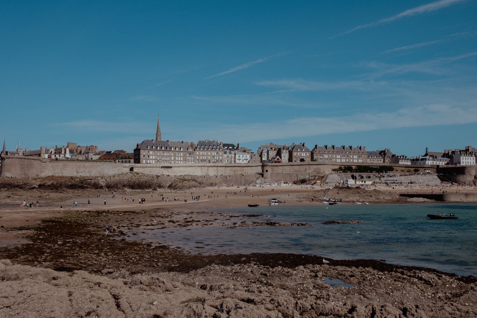 Remparts de Saint-Malo vus depuis l'estran découvert à marée basse