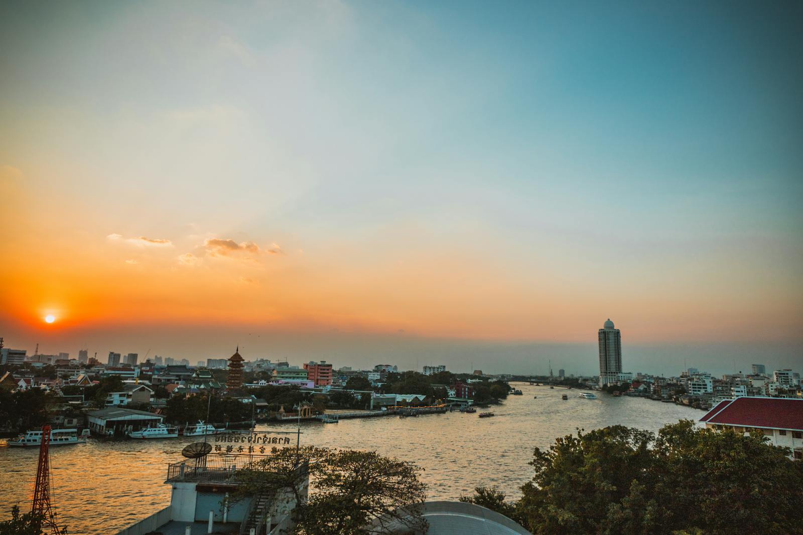 Coucher de soleil sur le fleuve Chao Phraya et la skyline de Bangkok