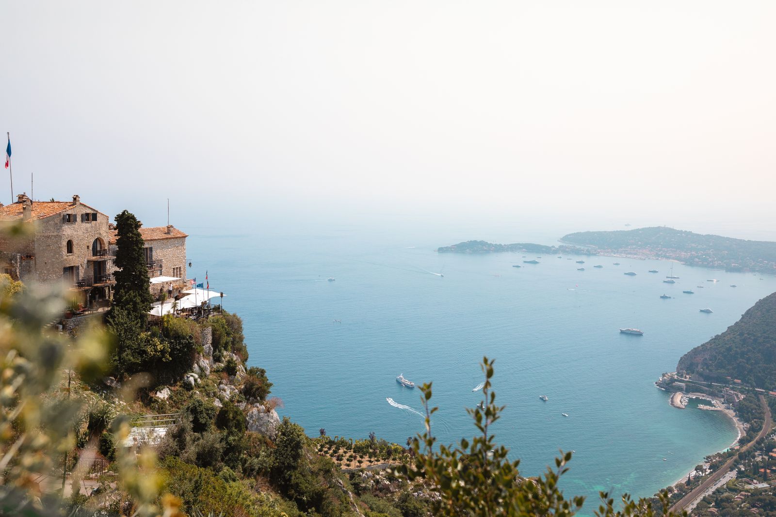 Village perché d'Èze au-dessus de la Méditerranée