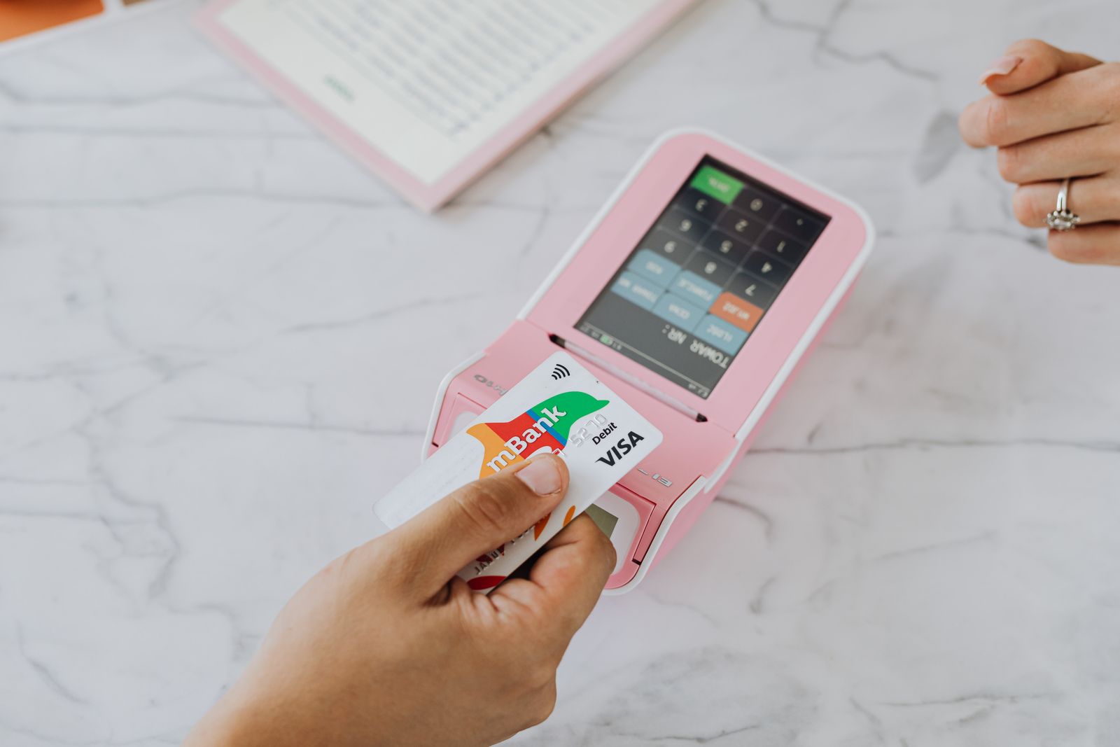 Paiement sans contact par carte bancaire sur un terminal de paiement