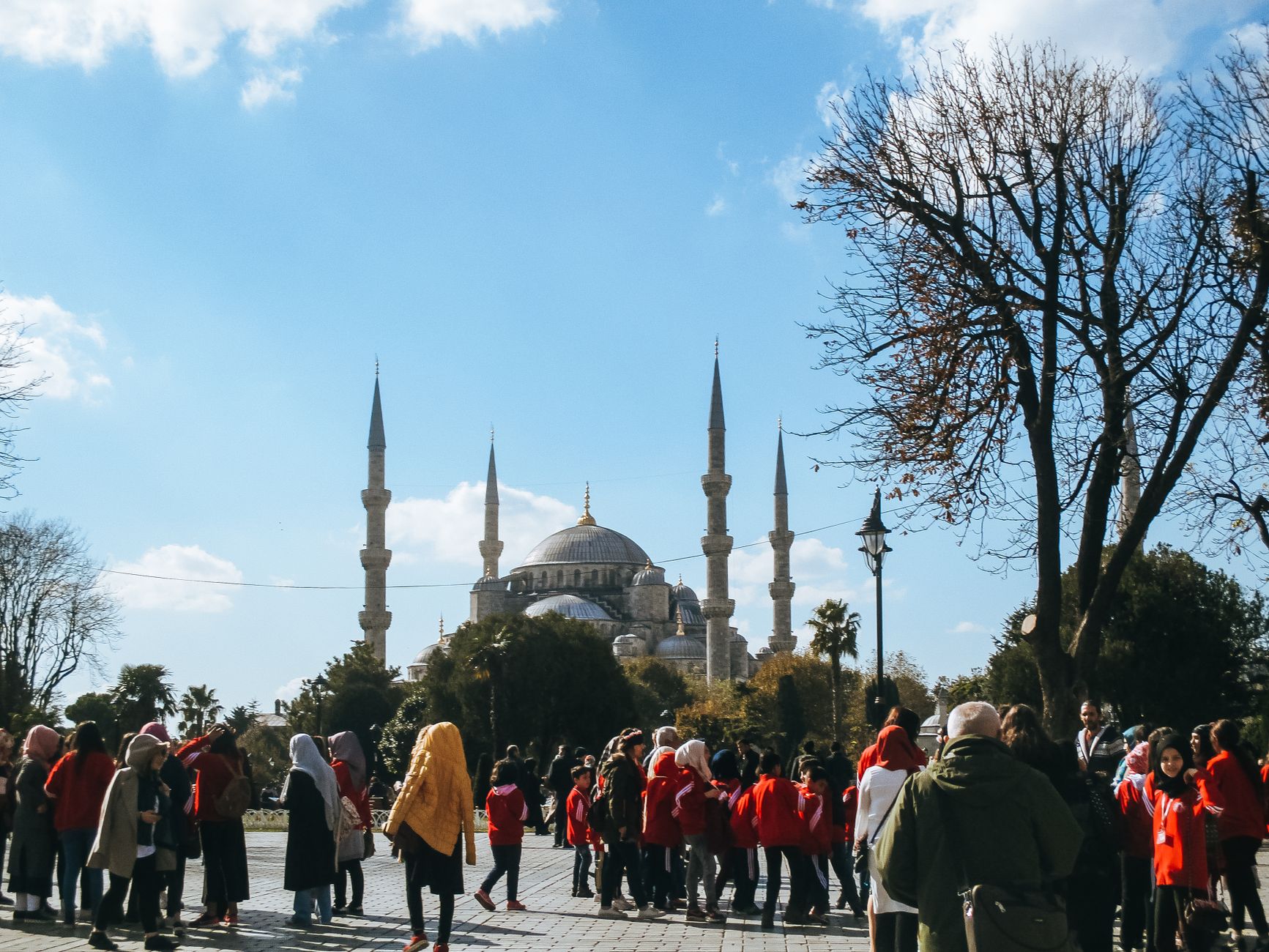 Visiteurs devant la Mosquée Bleue à Istanbul