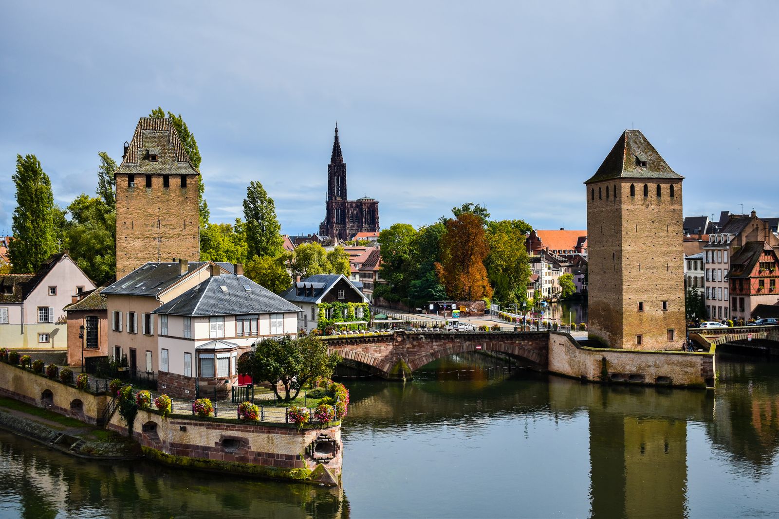 Bateau sur les canaux de la Petite France à Strasbourg