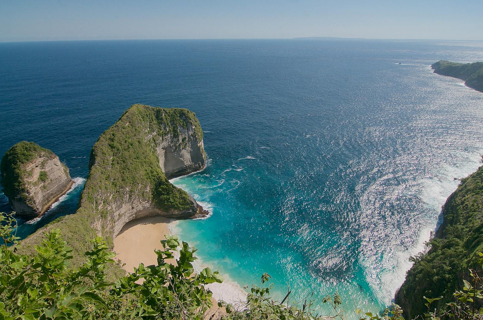 Vue aérienne de la falaise de Kelingking Beach et de son eau turquoise à Nusa Penida
