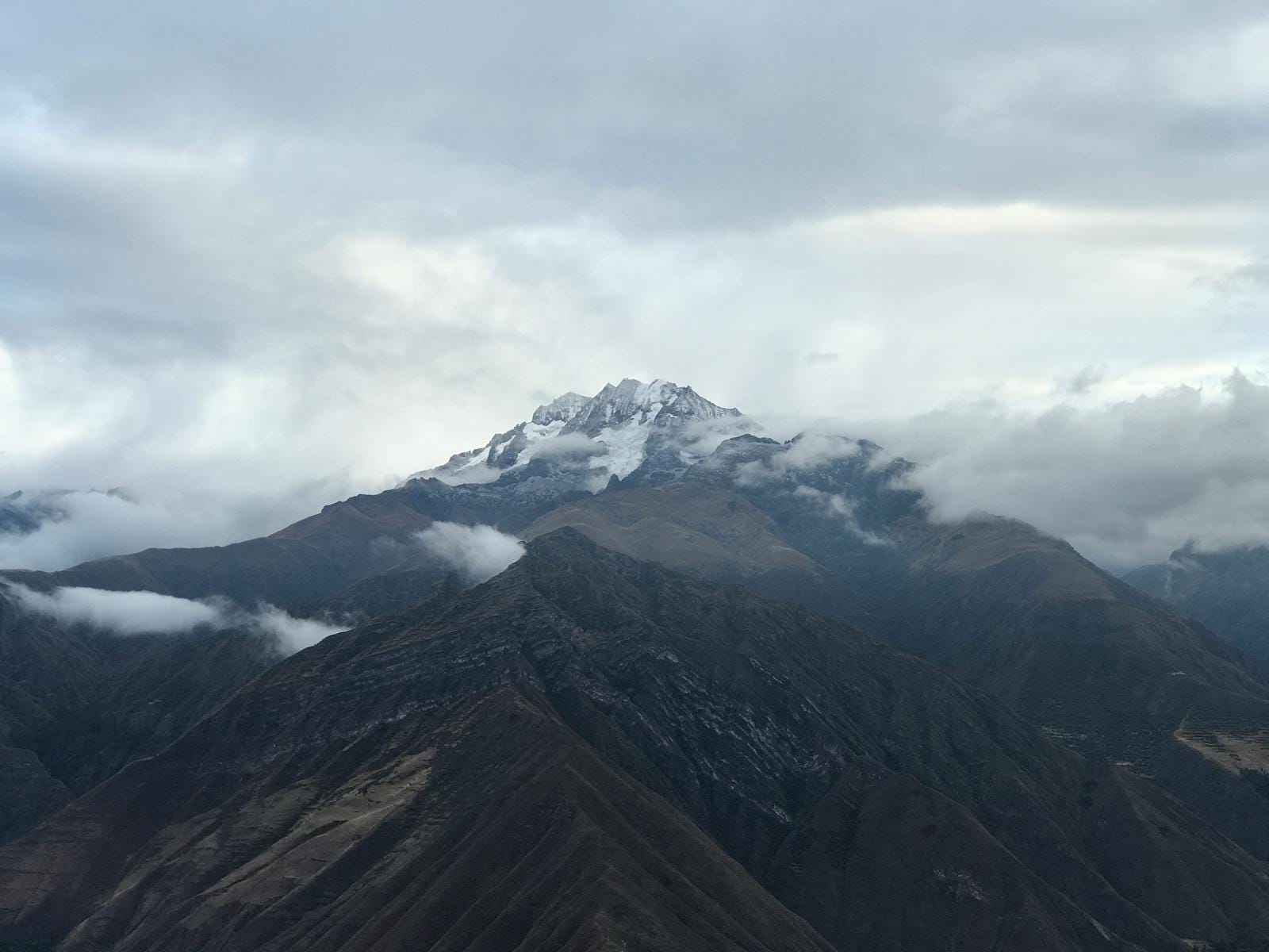Sommet enneigé des Andes péruviennes près de Cusco sous un ciel nuageux