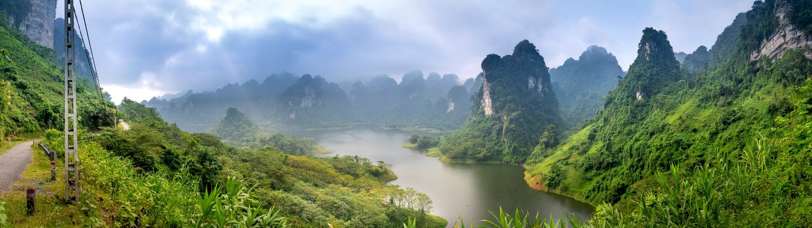 Panorama de karsts calcaires vietnamiens dans la région de Ninh Binh