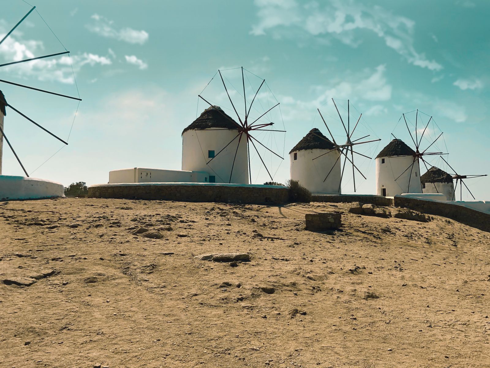 Moulins à vent historiques de Mykonos alignés face à la mer Égée