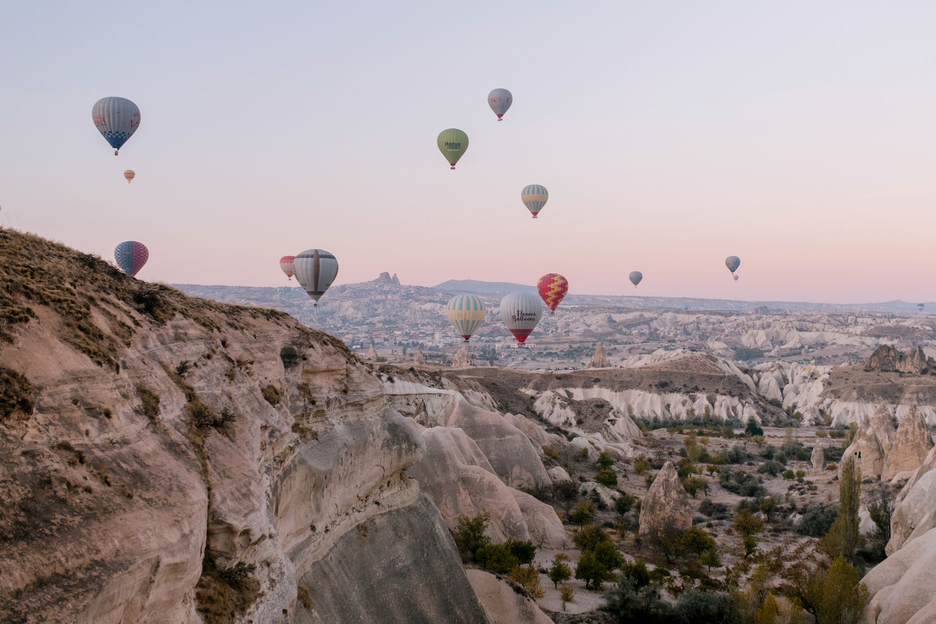 Montgolfières survolant les formations rocheuses de Cappadoce