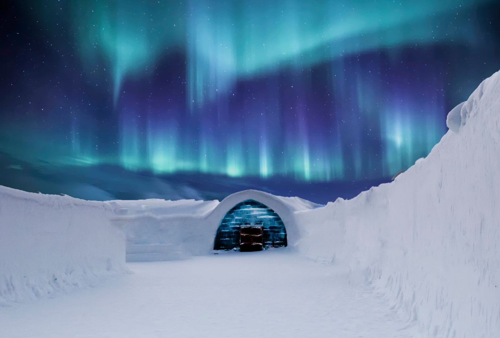Igloo en Laponie sous les aurores boréales