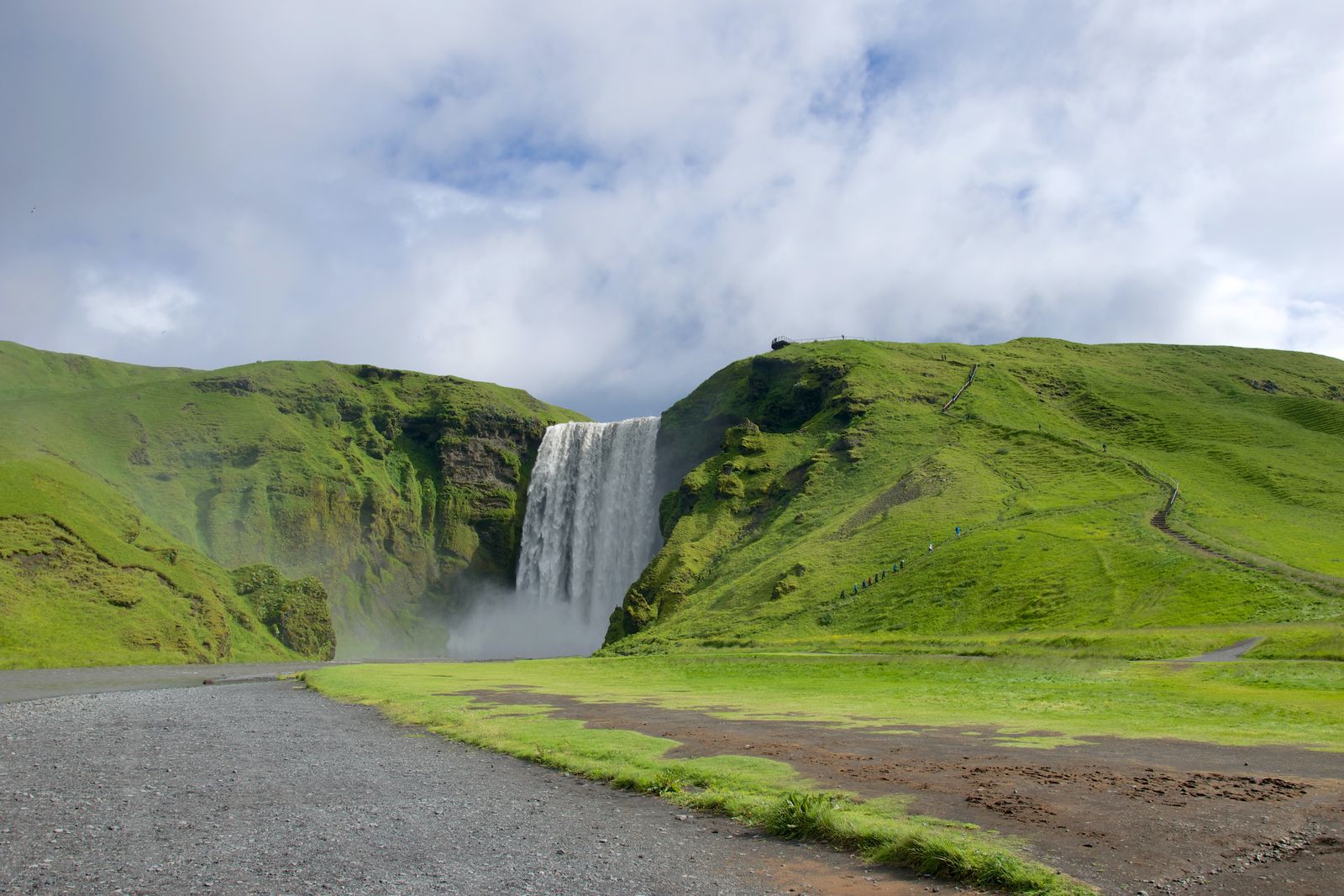 La cascade de Skógafoss et les prairies verdoyantes islandaises en été