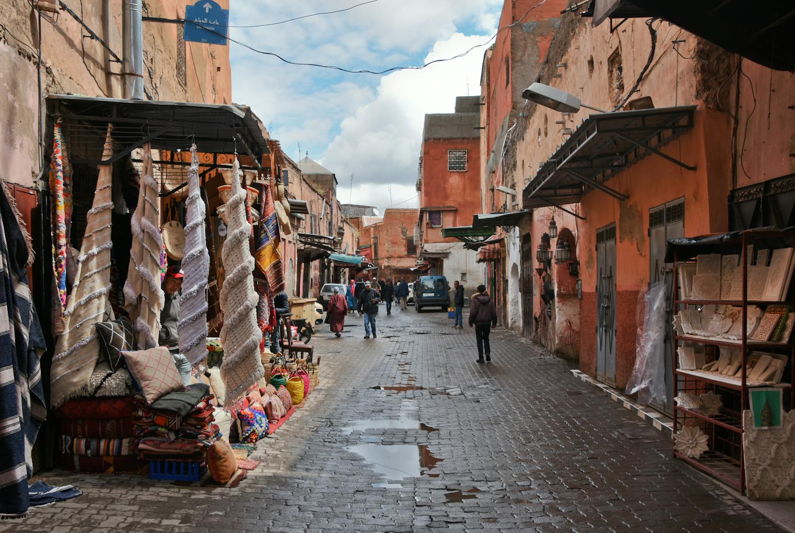Ruelle animée et colorée de la médina de Marrakech avec passants et étals