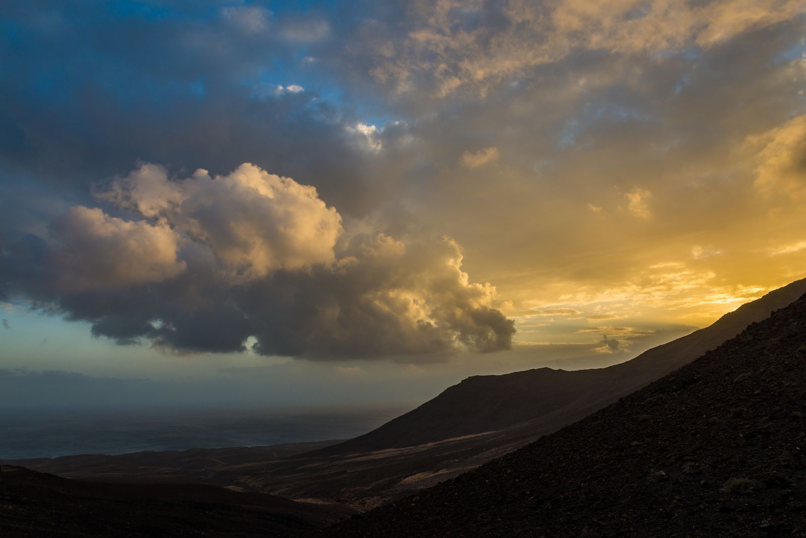 Coucher de soleil sur des montagnes volcaniques aux silhouettes découpées, Cap-Vert