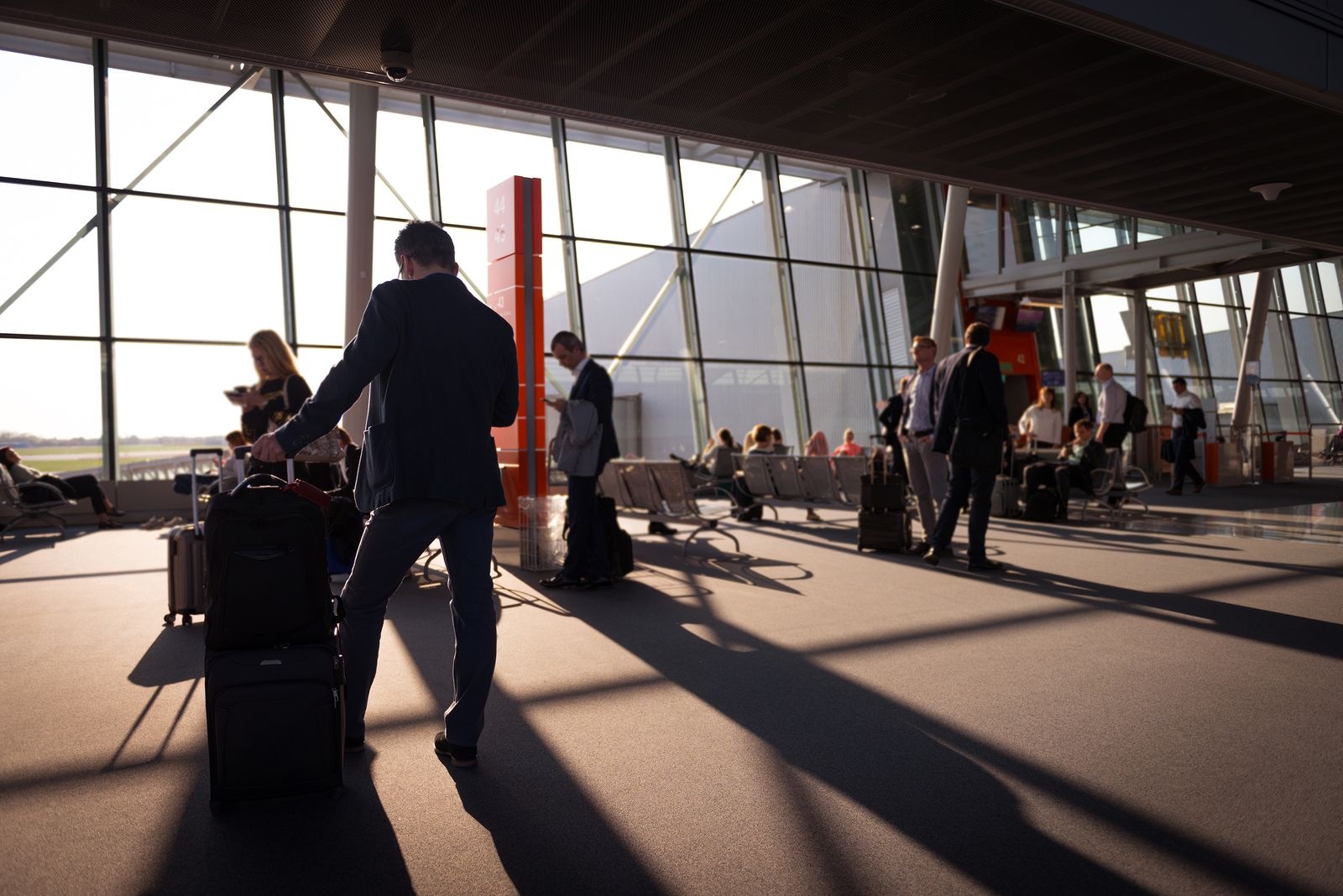 Voyageuse avec sa valise dans le hall d'un aéroport