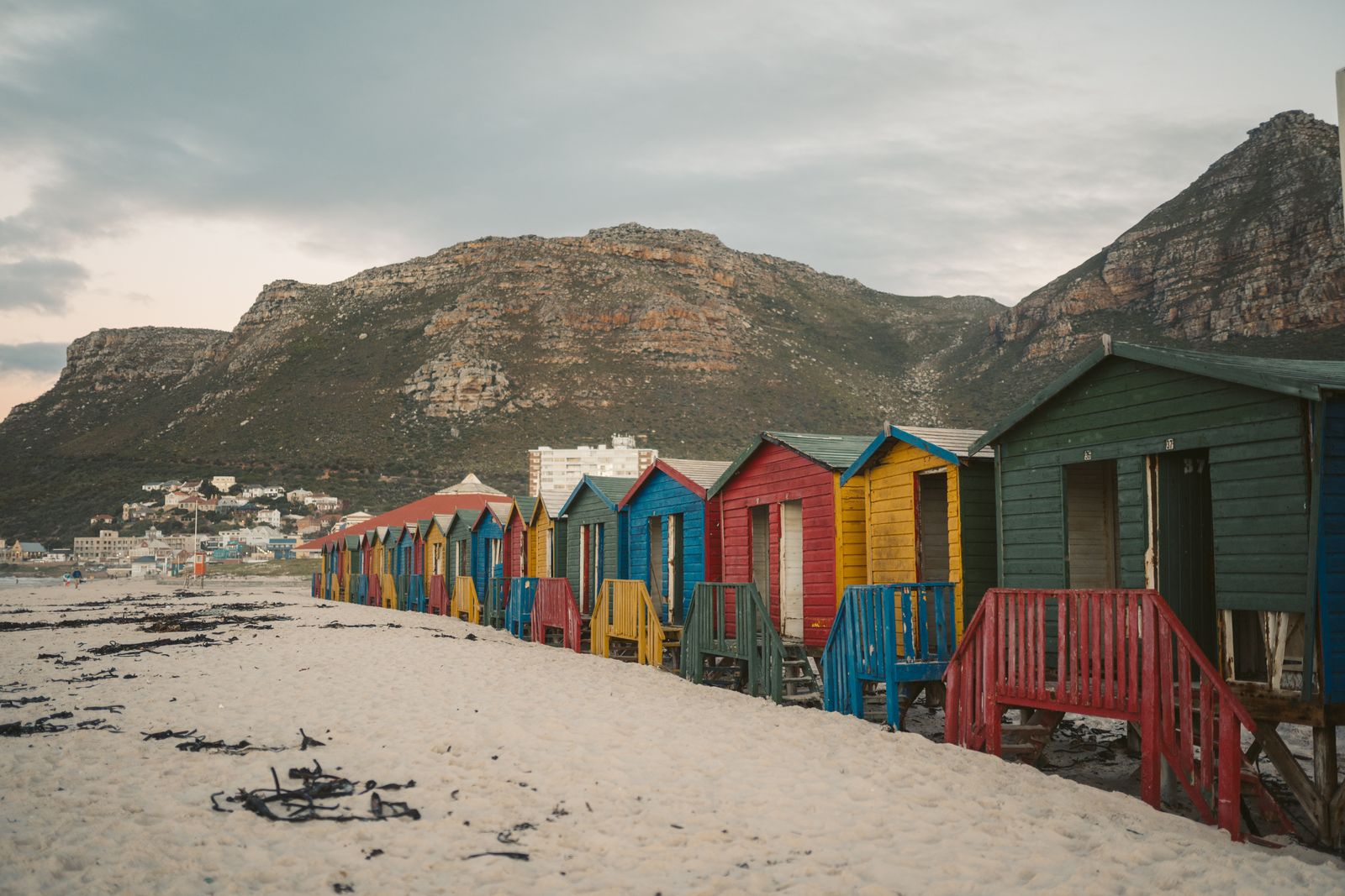 Cabanes de plage colorées de Muizenberg au pied de la montagne, Le Cap