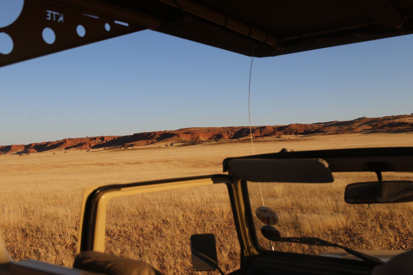 Vue depuis un 4x4 de location sur les plateaux rouges du Damaraland, Namibie