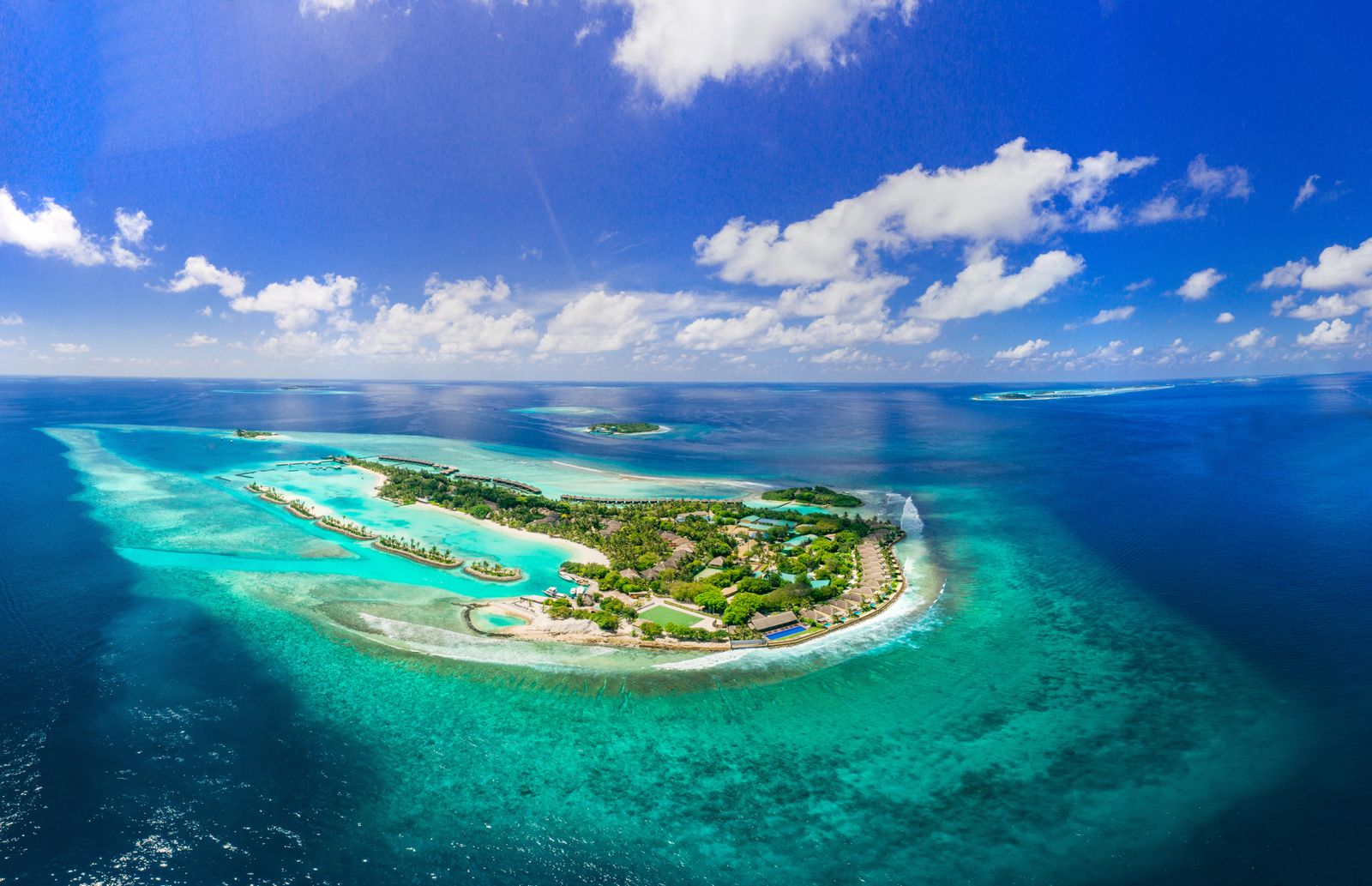Lagon turquoise et villas sur pilotis aux Maldives, vue aérienne