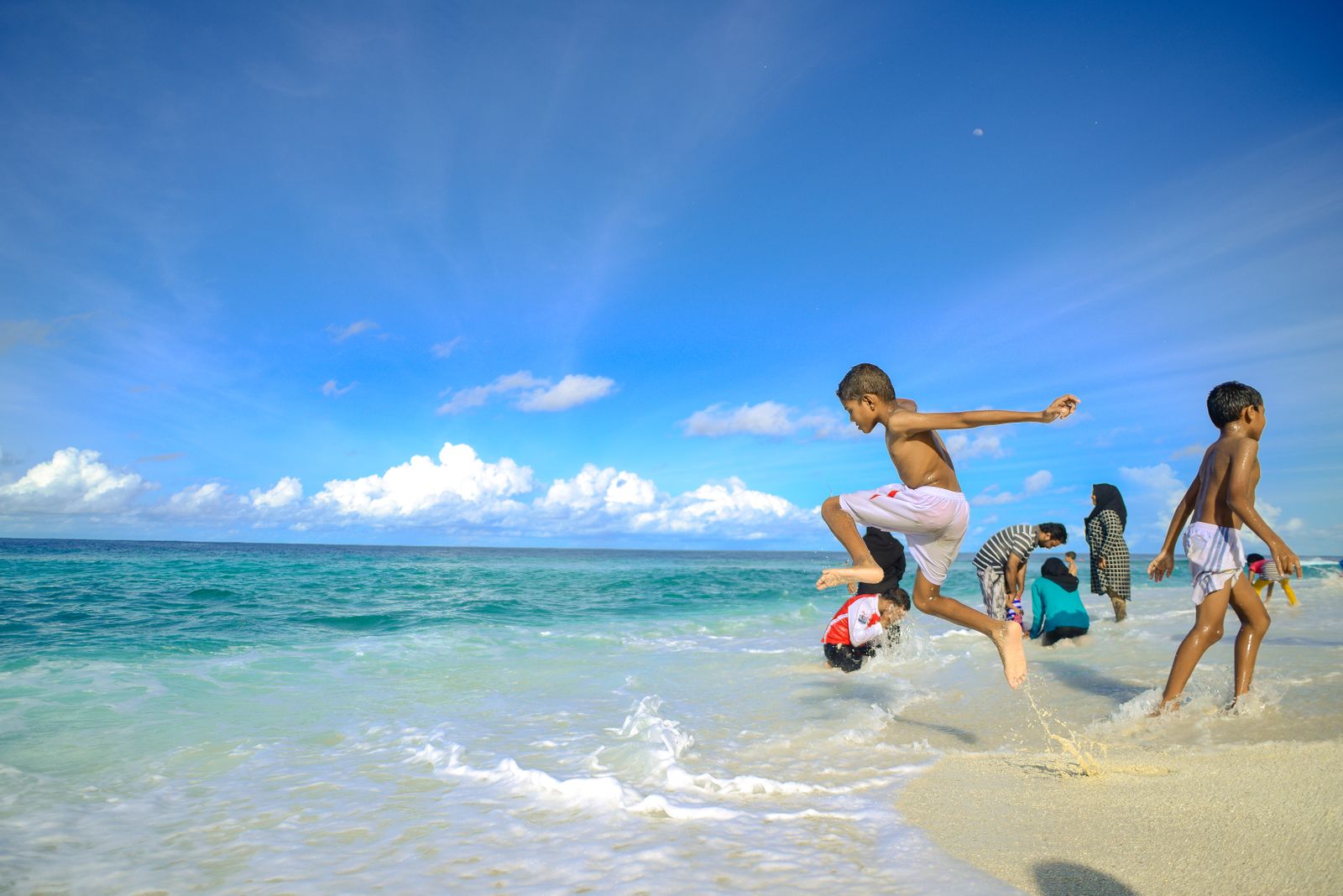Raie manta nageant dans le bleu, atoll de Baa, Maldives