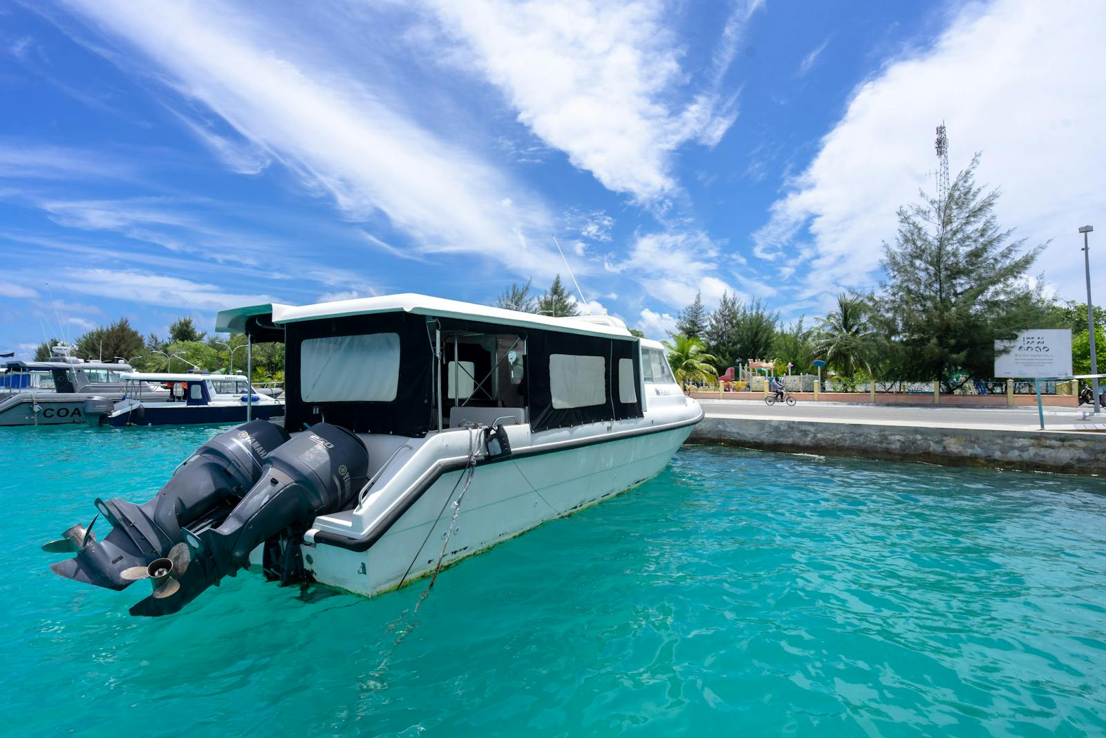 Plongeur au-dessus d'un récif corallien aux Maldives