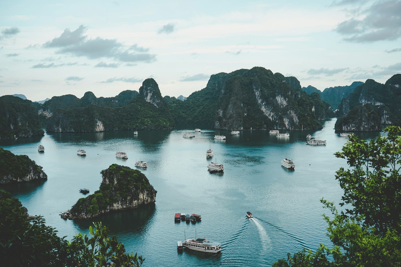Jonque traditionnelle vietnamienne sur la baie d'Halong au coucher du soleil
