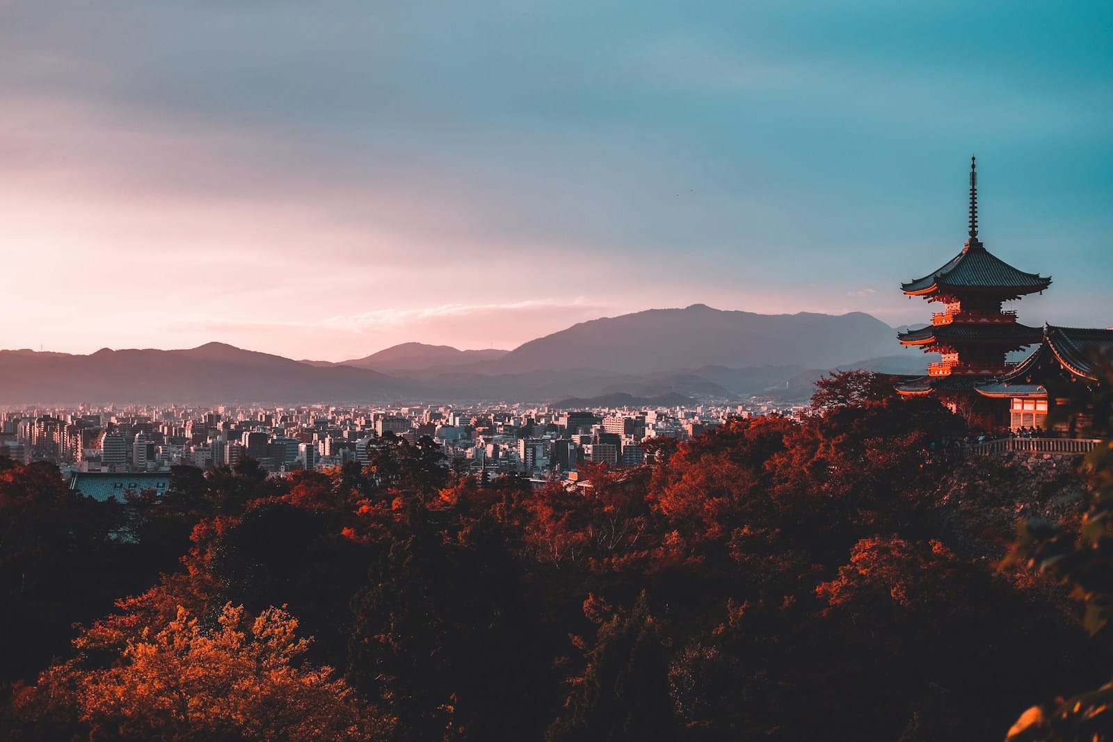 Vue panoramique de Tokyo avec ses néons et ses gratte-ciel la nuit