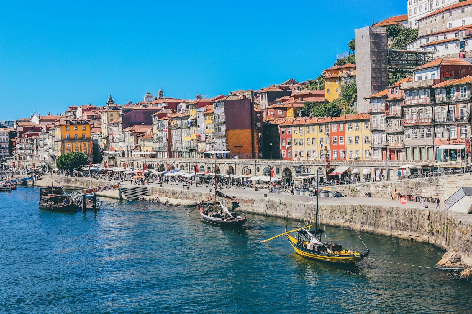 Vue sur les toits de Lisbonne et le Tage depuis Alfama