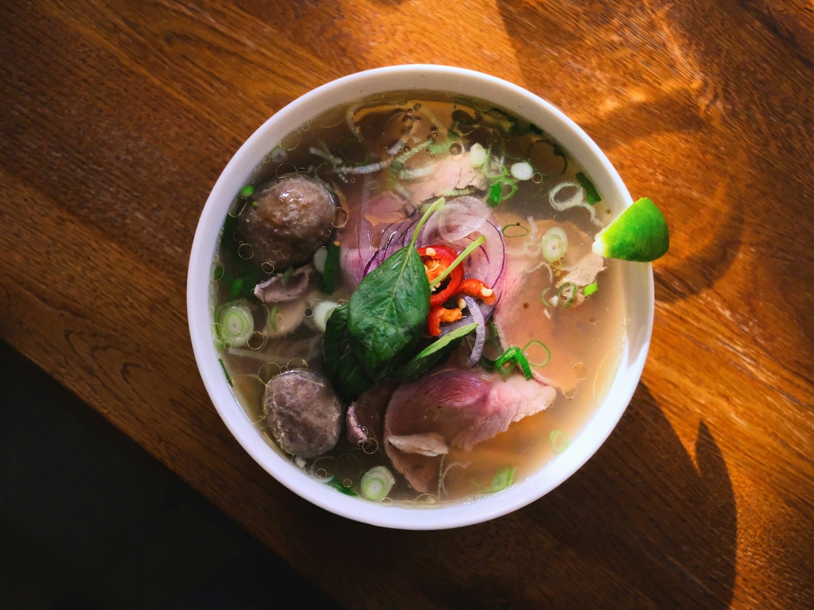 Stand de street food vietnamien avec pho et banh mi