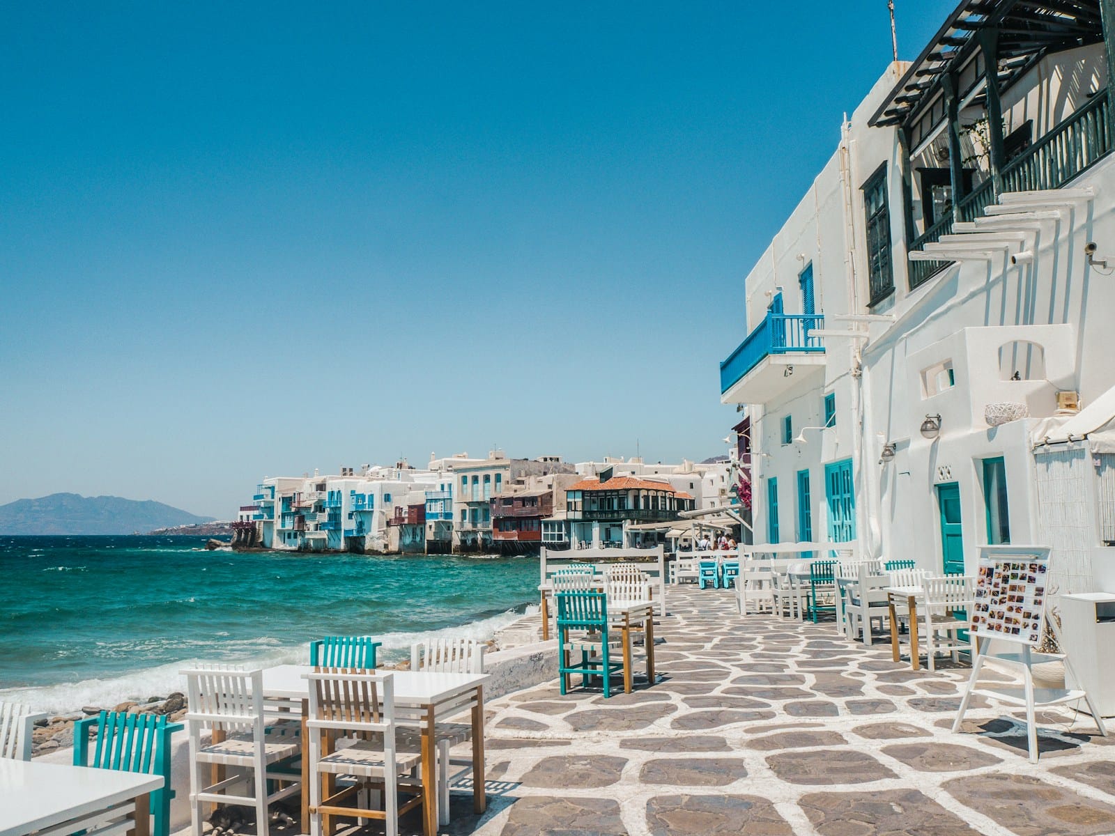 Plage cycladique avec eau turquoise et bateau